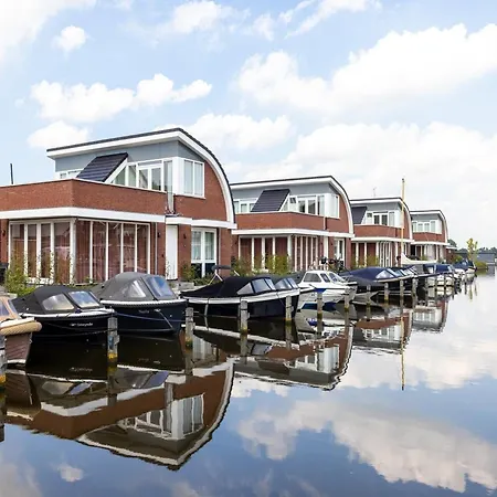 Modern Waterfront Retreat, Cleaning Included Casa de Férias