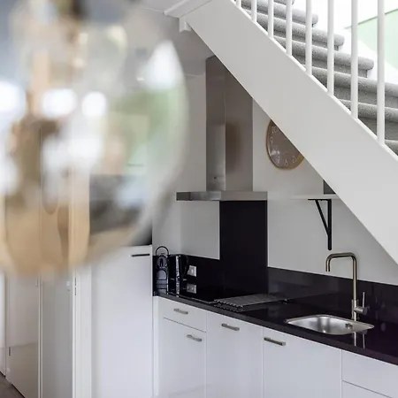 Modern Waterfront Retreat, Cleaning Included Casa de Férias *