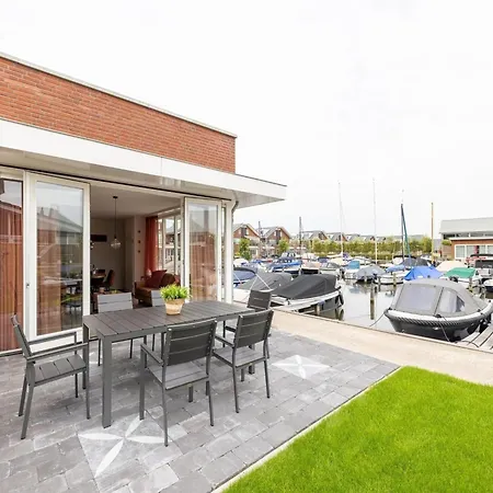 Modern Waterfront Retreat, Cleaning Included *
