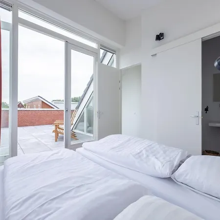 Modern Waterfront Retreat, Cleaning Included * Uitgeest
